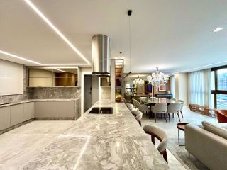 Apartamento de Alto Luxo no Edifício Carmen, 3 Suítes, Porteira Fechada ao lado do Clube Curitibano
