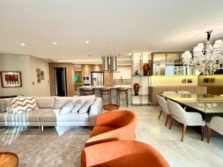 Apartamento de Alto Luxo no Edifício Carmen, 3 Suítes, Porteira Fechada ao lado do Clube Curitibano