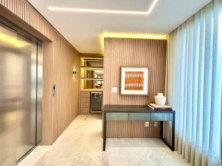 Apartamento de Alto Luxo no Edifício Carmen, 3 Suítes, Porteira Fechada ao lado do Clube Curitibano