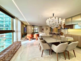 Apartamento de Alto Luxo no Edifício Carmen, 3 Suítes, Porteira Fechada ao lado do Clube Curitibano