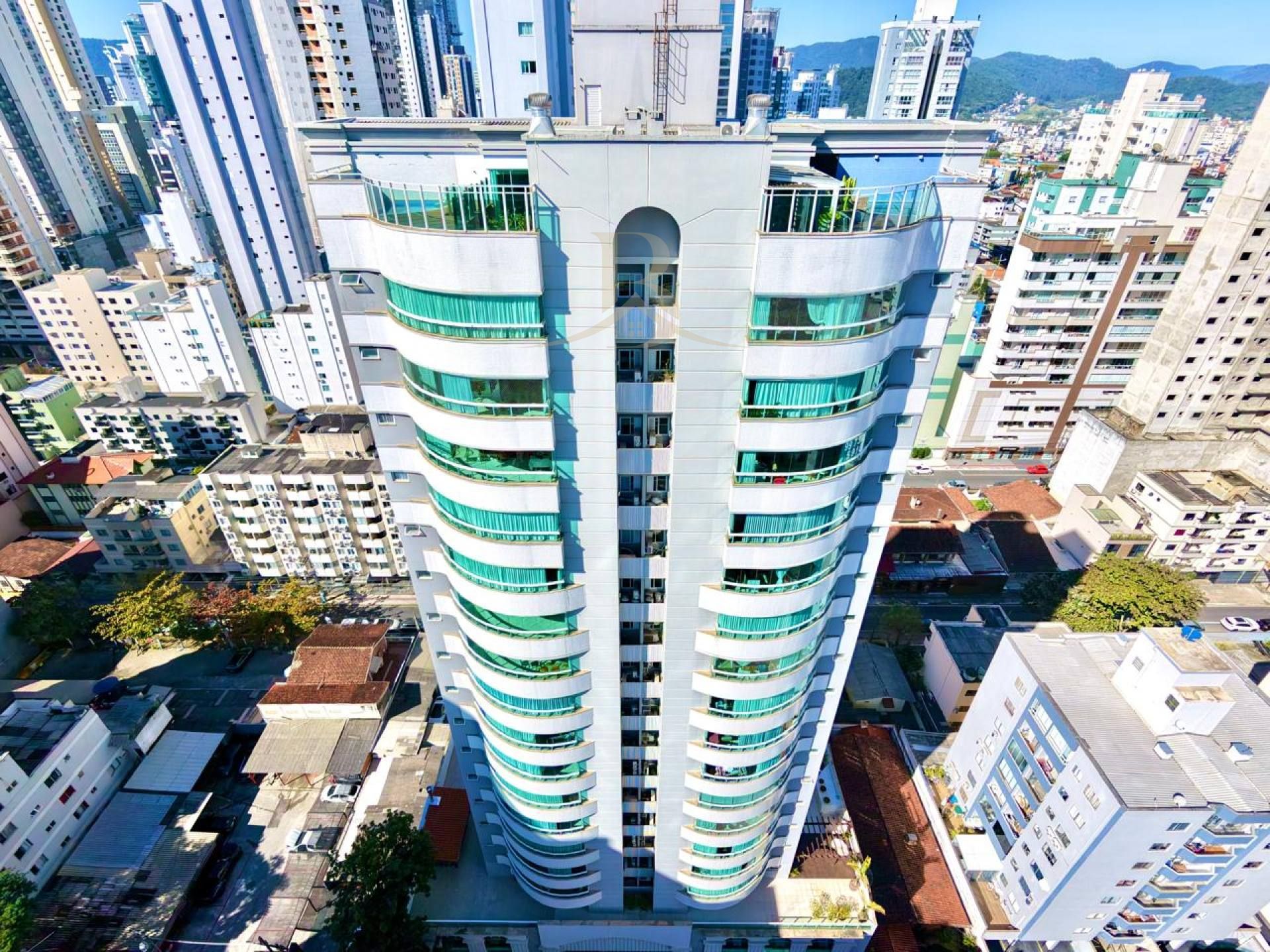 APARTAMENTO À VENDA NO EDIFÍCIO SOLAR DO TAMARINDO | 3 DORMITÓRIOS,122m² PRIVATIVOS, 2 VAGAS, CENTRO DE BALNEÁRIO CAMBORIÚ