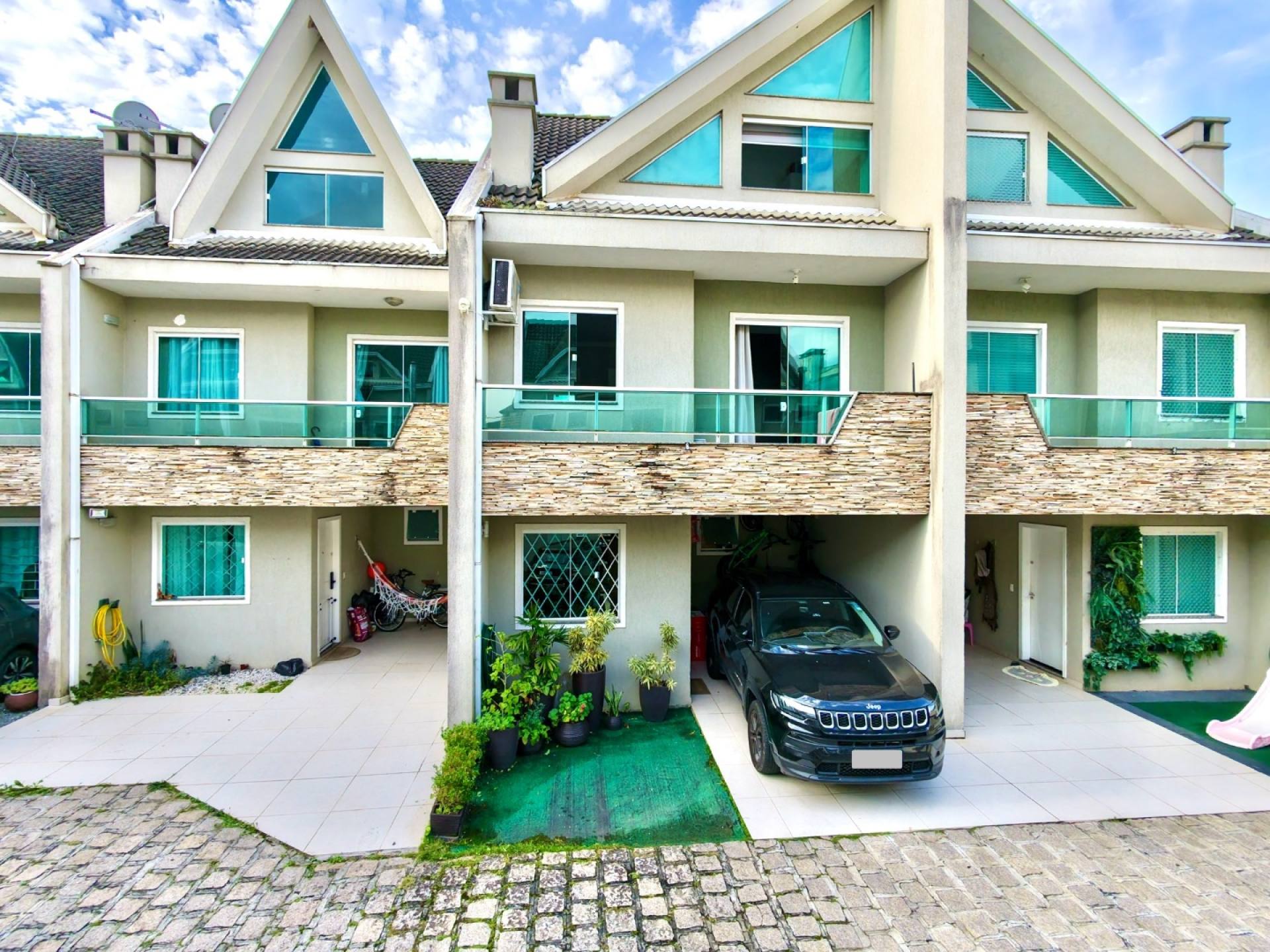 Sobrado Triplex 3 Quartos (2 Suítes) à Venda no Atuba, Curitiba - 146m² com Churrasqueira e Ático