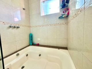 Sobrado Triplex 3 Quartos (2 Suítes) à Venda no Atuba, Curitiba - 146m² com Churrasqueira e Ático