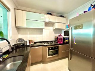 Sobrado Triplex 3 Quartos (2 Suítes) à Venda no Atuba, Curitiba - 146m² com Churrasqueira e Ático