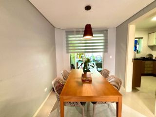 Sobrado Triplex 3 Quartos (2 Suítes) à Venda no Atuba, Curitiba - 146m² com Churrasqueira e Ático