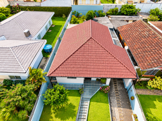 Casa térrea à venda em Curitiba com 3 quartos, 4 vagas e terreno de 420 m²