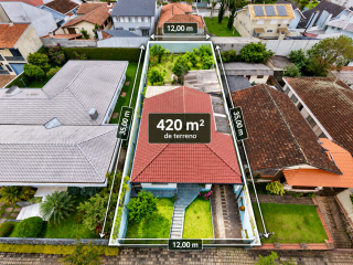 Casa térrea à venda em Curitiba com 3 quartos, 4 vagas e terreno de 420 m²