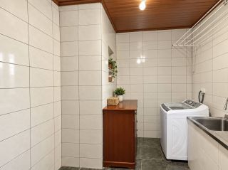 Casa térrea à venda em Curitiba com 3 quartos, 4 vagas e terreno de 420 m²