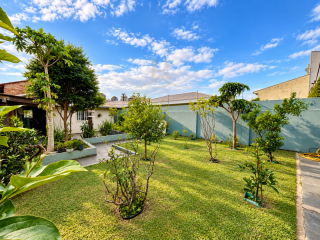 Casa térrea à venda em Curitiba com 3 quartos, 4 vagas e terreno de 420 m²