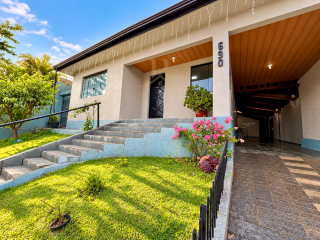 Casa térrea à venda em Curitiba com 3 quartos, 4 vagas e terreno de 420 m²