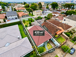 Casa térrea à venda em Curitiba com 3 quartos, 4 vagas e terreno de 420 m²