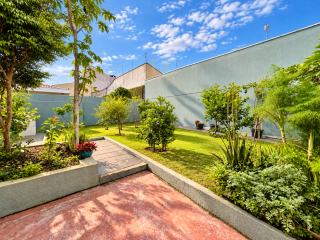 Casa térrea à venda em Curitiba com 3 quartos, 4 vagas e terreno de 420 m²
