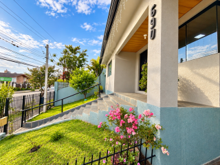 Casa térrea à venda em Curitiba com 3 quartos, 4 vagas e terreno de 420 m²
