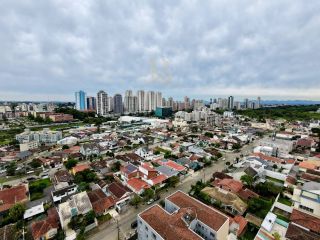 Casa térrea à venda em Curitiba com 3 quartos, 4 vagas e terreno de 420 m²