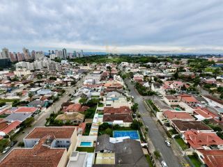Casa térrea à venda em Curitiba com 3 quartos, 4 vagas e terreno de 420 m²