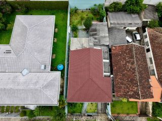 Casa térrea à venda em Curitiba com 3 quartos, 4 vagas e terreno de 420 m²