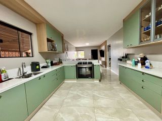 Casa térrea à venda em Curitiba com 3 quartos, 4 vagas e terreno de 420 m²