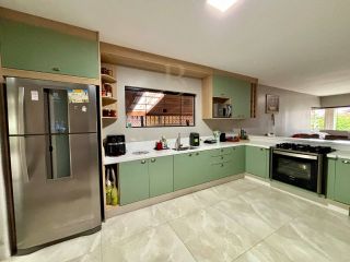 Casa térrea à venda em Curitiba com 3 quartos, 4 vagas e terreno de 420 m²