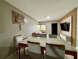 Casa térrea à venda em Curitiba com 3 quartos, 4 vagas e terreno de 420 m²