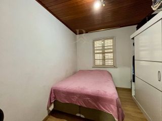 Casa térrea à venda em Curitiba com 3 quartos, 4 vagas e terreno de 420 m²