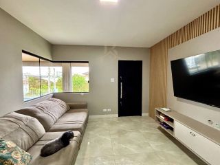 Casa térrea à venda em Curitiba com 3 quartos, 4 vagas e terreno de 420 m²