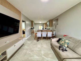 Casa térrea à venda em Curitiba com 3 quartos, 4 vagas e terreno de 420 m²