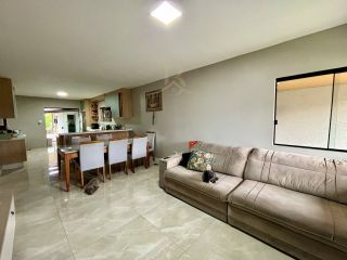 Casa térrea à venda em Curitiba com 3 quartos, 4 vagas e terreno de 420 m²