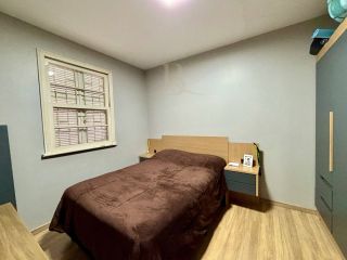 Casa térrea à venda em Curitiba com 3 quartos, 4 vagas e terreno de 420 m²