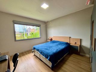 Casa térrea à venda em Curitiba com 3 quartos, 4 vagas e terreno de 420 m²