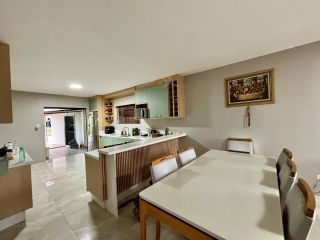 Casa térrea à venda em Curitiba com 3 quartos, 4 vagas e terreno de 420 m²