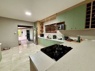 Casa térrea à venda em Curitiba com 3 quartos, 4 vagas e terreno de 420 m²