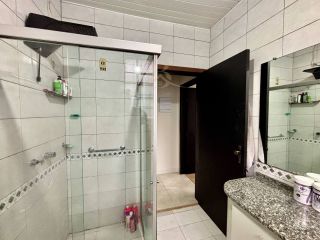 Casa térrea à venda em Curitiba com 3 quartos, 4 vagas e terreno de 420 m²