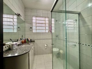 Casa térrea à venda em Curitiba com 3 quartos, 4 vagas e terreno de 420 m²