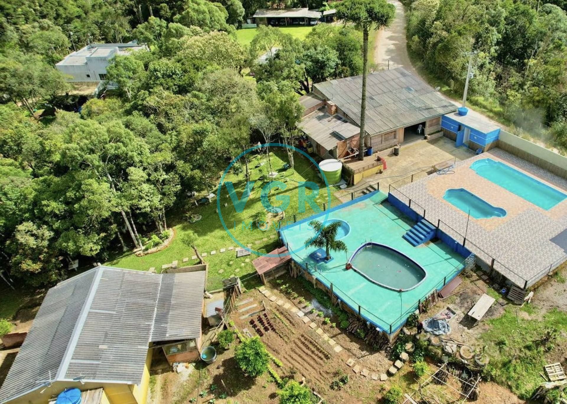 Chácara com 4 piscinas, utilizada para realização de eventos.