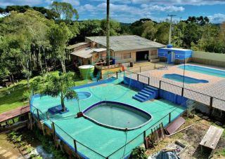 Chácara com 4 piscinas, utilizada para realização de eventos.