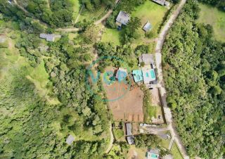 Chácara com 4 piscinas, utilizada para realização de eventos.