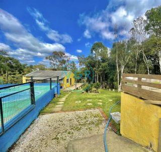Chácara com 4 piscinas, utilizada para realização de eventos.