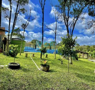 Chácara com 4 piscinas, utilizada para realização de eventos.