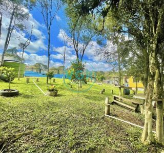 Chácara com 4 piscinas, utilizada para realização de eventos.