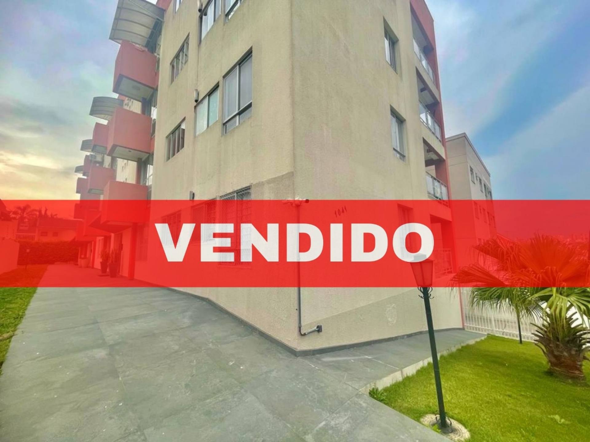 APARTAMENTO COM DOIS QUARTOS COM ARMÁRIOS PLANEJADOS PORÉM COM A OPÇÃO DE REVERTER PARA TRÊS CONFORME A PLANTA ORIGINAL.