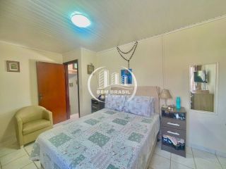 Duas Casas (Sobrado e Casa Térrea) em Terreno Amplo no Guarani, Colombo - Espaço, Conforto e Potencial!