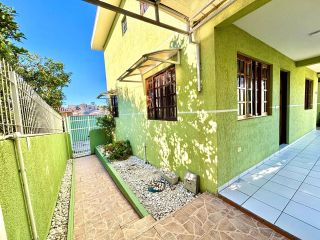 DUAS RESIDÊNCIAS EM UM AMPLO TERRENO DE 481m² NO BAIRRO GUARANI EM COLOMBO