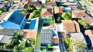 DUAS RESIDÊNCIAS EM UM AMPLO TERRENO DE 481m² NO BAIRRO GUARANI EM COLOMBO