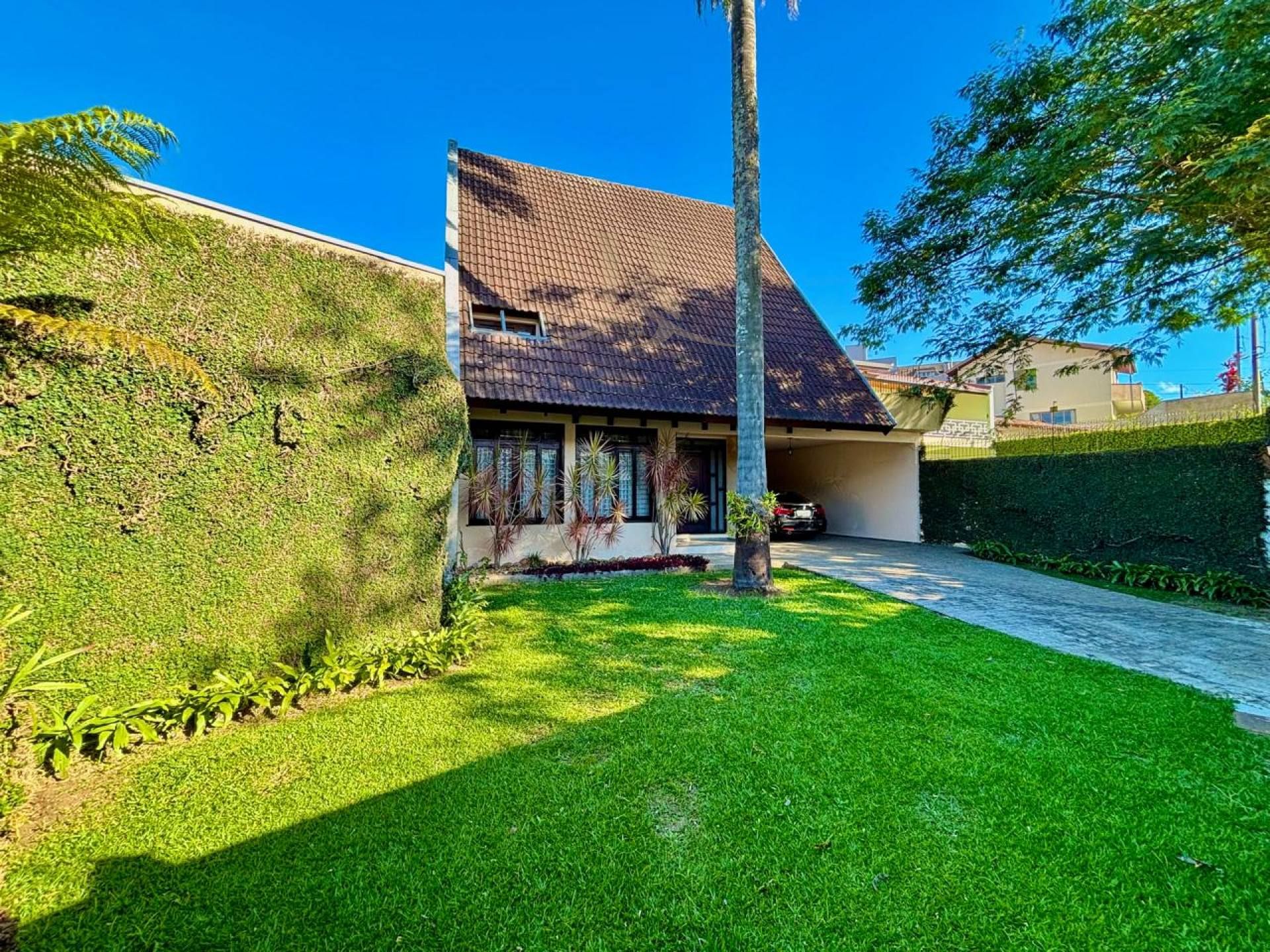 Casa de Alto Padrão com Suíte Master, Hidro e Espaço Gourmet nas Mercês, Curitiba