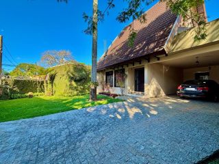 Casa de Alto Padrão com Suíte Master, Hidro e Espaço Gourmet nas Mercês, Curitiba