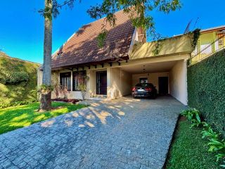 Casa de Alto Padrão com Suíte Master, Hidro e Espaço Gourmet nas Mercês, Curitiba