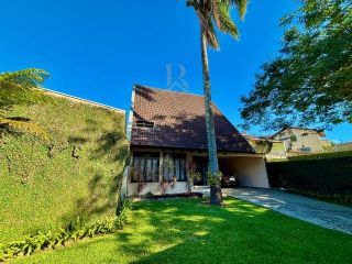 Casa de Alto Padrão com Suíte Master, Hidro e Espaço Gourmet nas Mercês, Curitiba