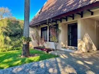 Casa de Alto Padrão com Suíte Master, Hidro e Espaço Gourmet nas Mercês, Curitiba