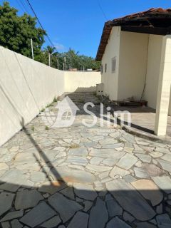 Casa em rua Pública no bairro Aruana