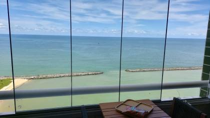 Apartamento de 3 Quartos com Suíte e Varanda a Beira Mar
